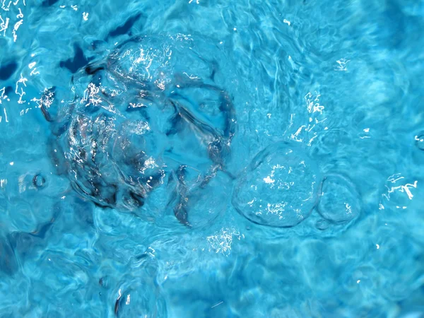 Νερό κυματισμό σε μια πισίνα — Φωτογραφία Αρχείου