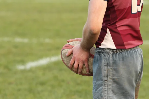 Jugador de rugby sosteniendo una pelota de rugby — Foto de Stock