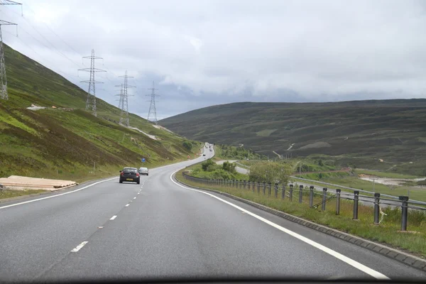 イギリス、スコットランド、ケアンゴームを介して道路 — ストック写真