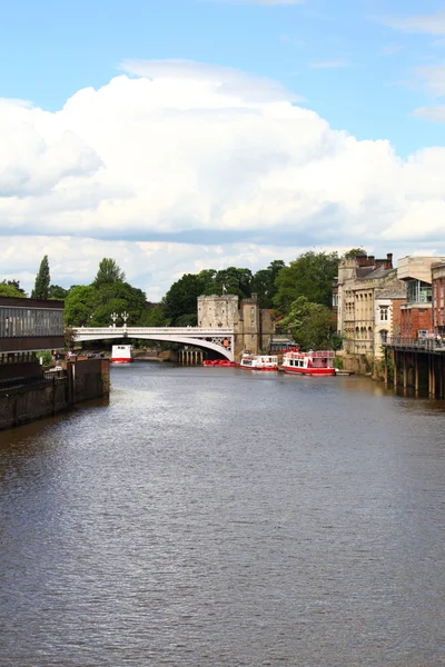 Rivière Ouse dans la ville de York Yorkshire Royaume-Uni montrant le pont Lendal — Photo