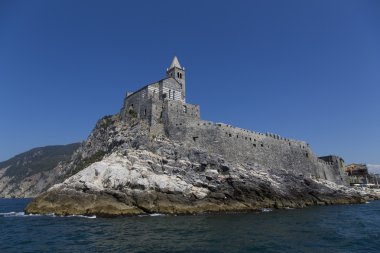 Deniz kenarındaki kilise.