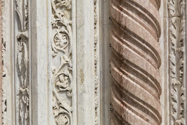 Детали древней мраморной колонны — стоковое фото