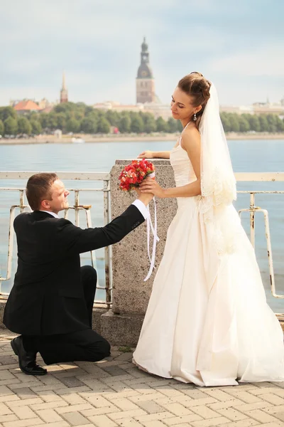 Bouquet to bride — Stock Photo, Image