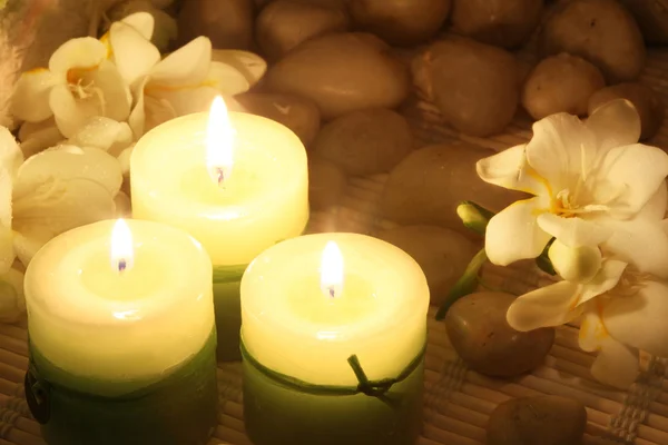 Kerzen und Freesien — Stockfoto