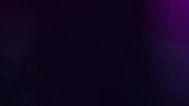 黑色背景上现实的紫光泄漏 — 图库视频影像