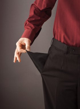 Zavallı işadamı boş cebinden dışarı onun beş parasız ve para dışında göstermek için içinde çevirerek.