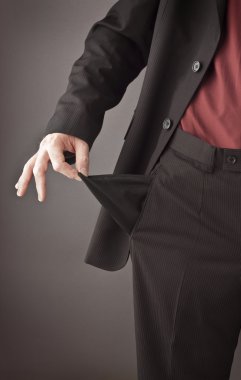 Zavallı işadamı boş cebinden dışarı onun beş parasız ve para dışında göstermek için içinde çevirerek.