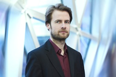 Kırk yaşında işadamı modern ofis binası içinde ayakta