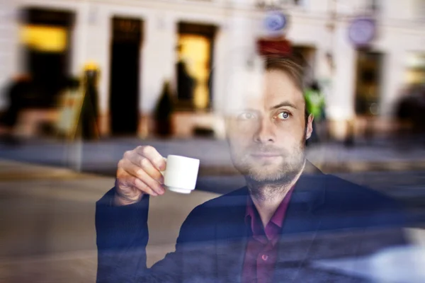 Hombre de negocios de cuarenta años bebiendo café expreso en la cafetería de la ciudad durante el almuerzo —  Fotos de Stock