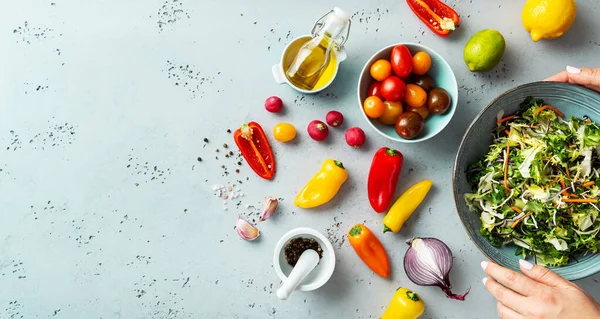 Ingredientes Crus Frescos Para Salada Legumes Primavera Colorida Com Tomate — Fotografia de Stock
