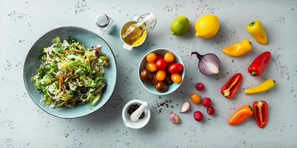 Ingrédients Crus Frais Pour Salade Légumes Printemps Colorée Avec Tomates — Photo