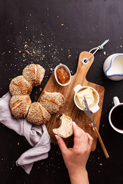 Eszik Kontinentális Reggeli Arany Kenyér Tekercs Bagel Szezám Vaj Lekvár — Stock Fotó