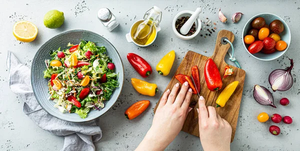 Tangan Koki Membuat Salad Sayuran Musim Semi Berwarna Warni Segar — Stok Foto