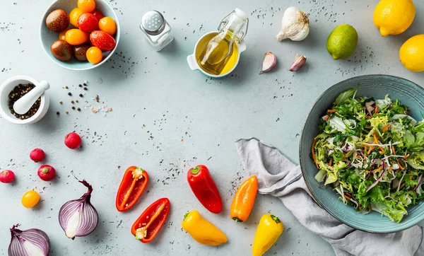 Frische Rohstoffe Für Bunten Frühlingsgemüsesalat Mit Kirschtomaten Und Paprika Gesundes — Stockfoto