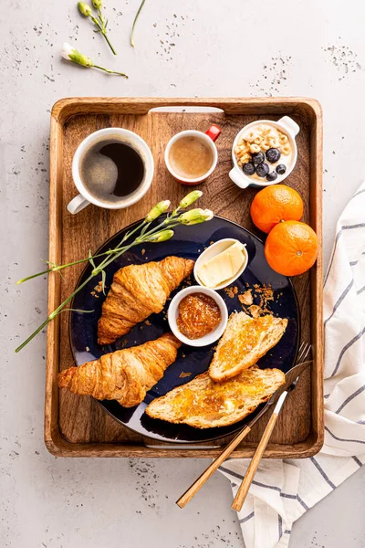 Sarapan Atas Nampan Kayu Kopi Croissant Selai Mentega Buah Buahan — Stok Foto