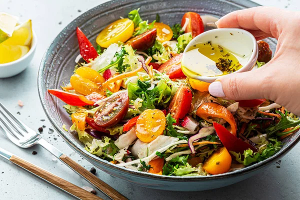 Salada Legumes Fresca Colorida Com Tomate Cereja Pimentão Doce Tigela — Fotografia de Stock