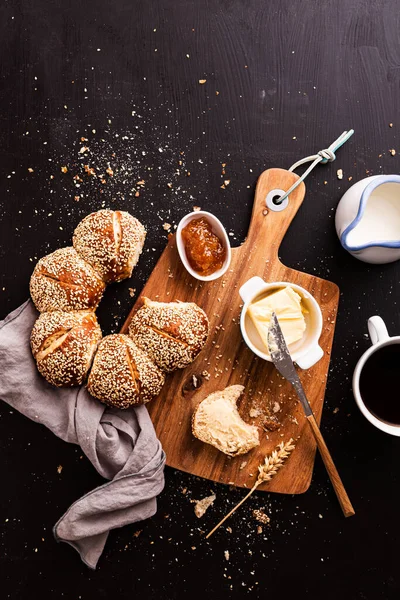 Континентальный Завтрак Золотой Хлебный Рулет Бублик Кунжутом Маслом Джемом Кофе — стоковое фото