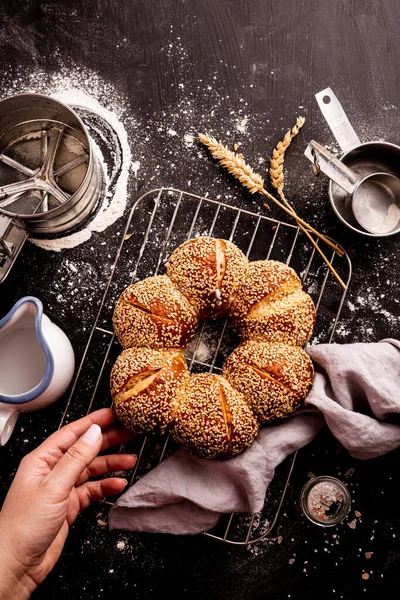 Baking Breadstuff Gold Bread Roll Bagel Sesame Baker Hand Recipe — Stock Photo, Image