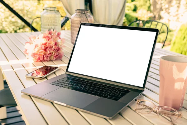 Laptop Freien Auf Der Gartenterrasse Leerer Bildschirm Als Kopierraum Freiberufliches — Stockfoto