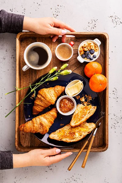 Mujer Que Sirve Desayuno Continental Bandeja Madera Café Croissants Mermelada — Foto de Stock