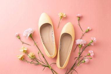 Moda, kadınlar için bahar ayakkabısı. Pastel sarı bale ayakkabıları ve parlak pembe arka planda çiçekler. Boş kopya (metin) alanı.
