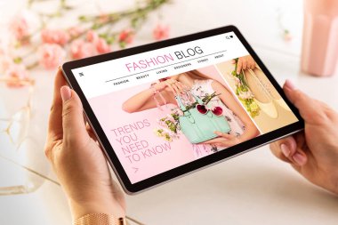 Moda blog sitesi kadının elinde tabletle. Bahar ya da yaz trendleri. Pastel kıyafet aksesuarları - resimli web sitesi içeriği tasarımı.