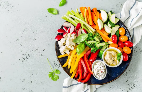 Mezcla Verduras Frescas Coloridas Crudas Rodajas Salsas Plato Alimentación Saludable —  Fotos de Stock