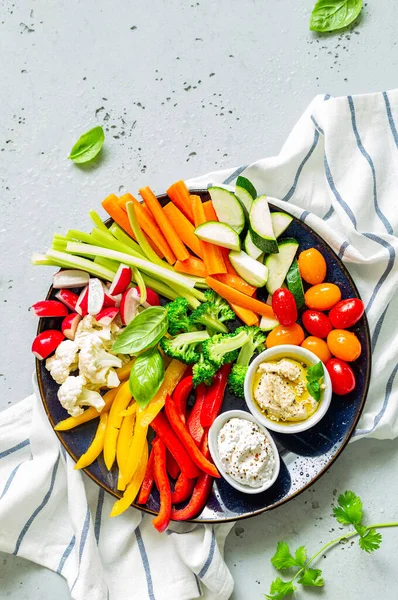 Mieszanina Świeżych Kolorowych Surowych Ekologicznych Warzyw Dipów Talerzu Zdrowa Dietetyczna — Zdjęcie stockowe
