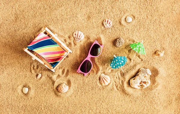 夏のビーチ のポスター 金色の砂の上にカラフルな木製のデッキチェア ピンクのサングラスと貝殻 上から撮影されたもの 平面上面 — ストック写真