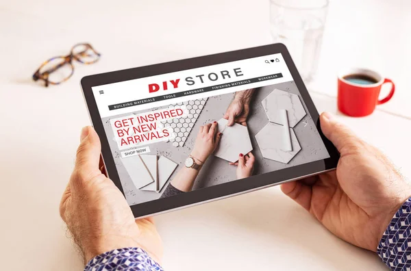 Diy Shop Webové Stránky Tablet Muž Nakupování Online Plánování Rekonstrukce Stock Snímky