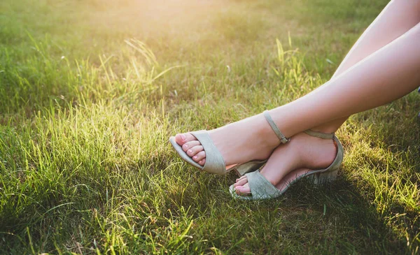 Letní Venkovní Relaxace Ženské Nohy Mátově Zelených Sandálech Trávě Pozadí Stock Fotografie