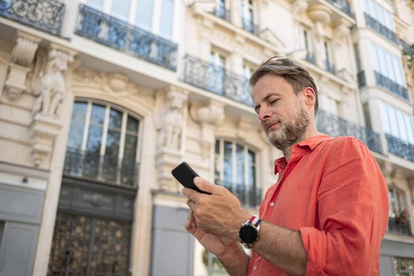 Caucasian Man Businessman Using Smartphone Elegant Street Typical Architecture Parisian — Stock fotografie