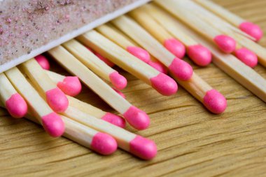 matchsticksKızın elinde bir kulağı ile dinliyor
