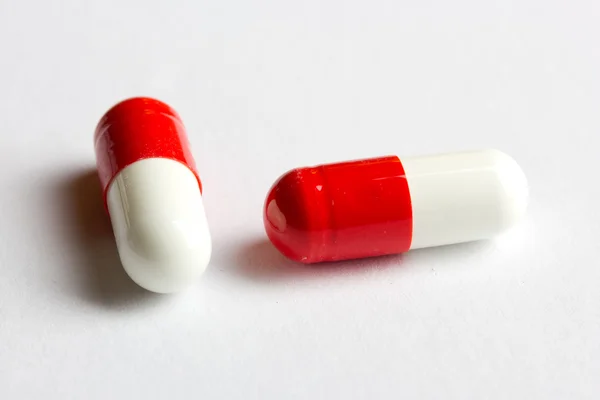 Pille Kapseln auf weißem Hintergrund — Stockfoto