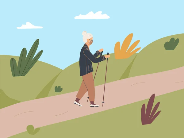 Starsza Kobieta Jest Zaangażowana Nordic Walking Kijami Ścieżce Jesiennym Parku — Zdjęcie stockowe