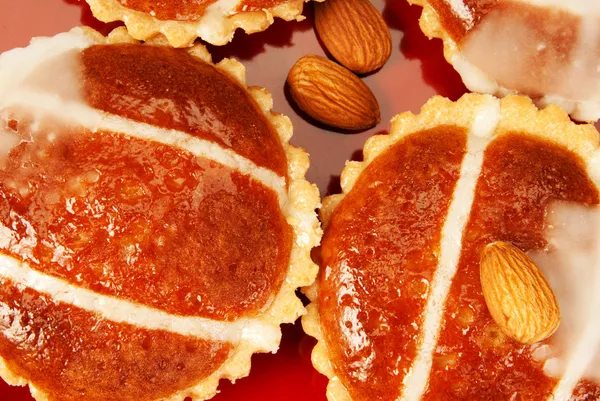 Pasteles de almendras en un plato rojo — Foto de Stock