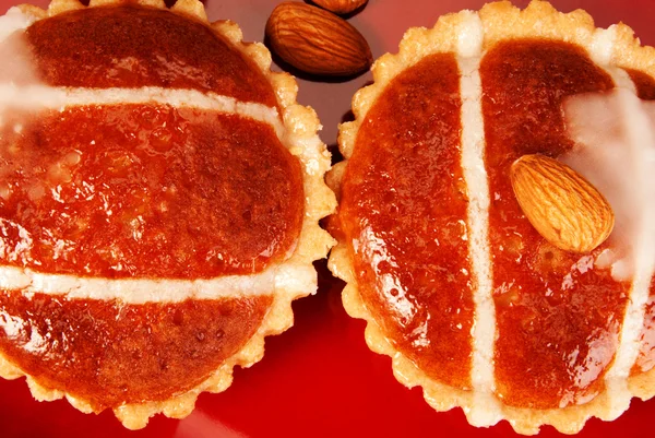 Pasteles de almendras en un plato rojo — Foto de Stock