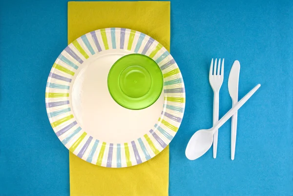 Piknik ustawienie naczynia jednorazowe — Zdjęcie stockowe