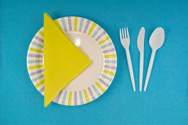 Piknik ustawienie naczynia jednorazowe — Zdjęcie stockowe