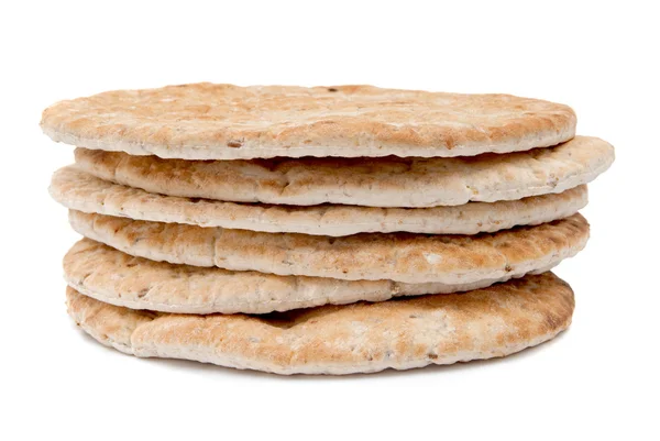 Pitas al forno fiammato su sfondo bianco — Foto Stock