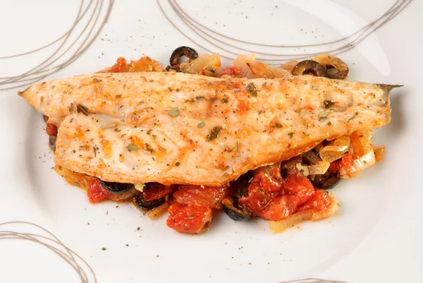 Branzino con verdure su un piatto — Foto Stock