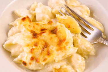 taze pişmiş makarna ve peynir