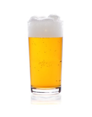 bira ile üzerine beyaz izole köpük bardak
