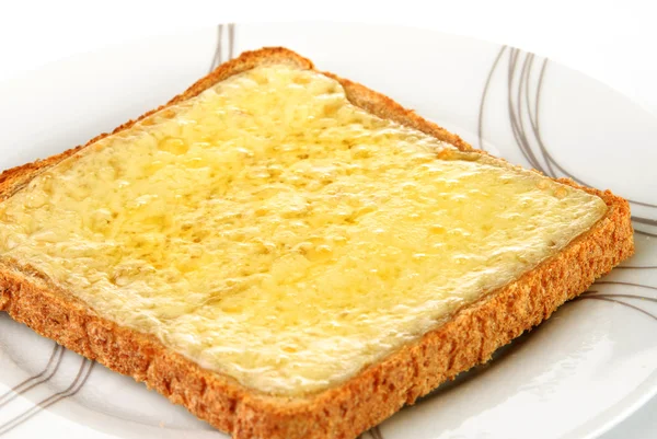 Gegrilde kaas op volkoren toast geserveerd op een witte plaat — Stockfoto