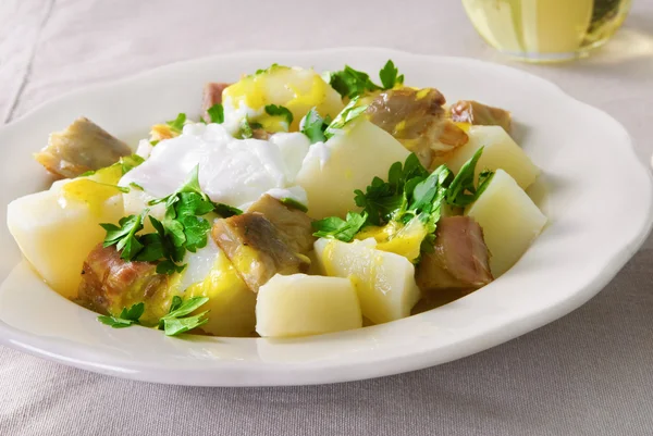 Картофельный салат с копченой макрелью, петрушкой и горчичным соусом — стоковое фото