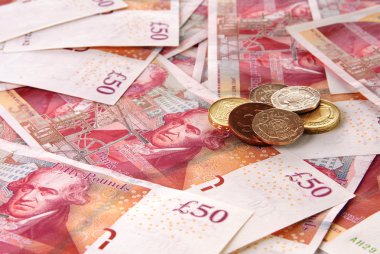 İngiliz elli pound banknot ve madeni para yığını arka