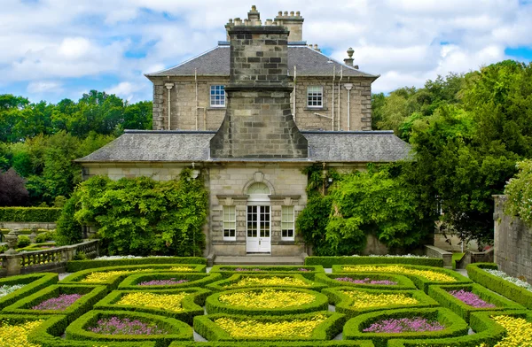 Formální zahrady v domě pollok v pollok country park, glasgow, s — Stock fotografie