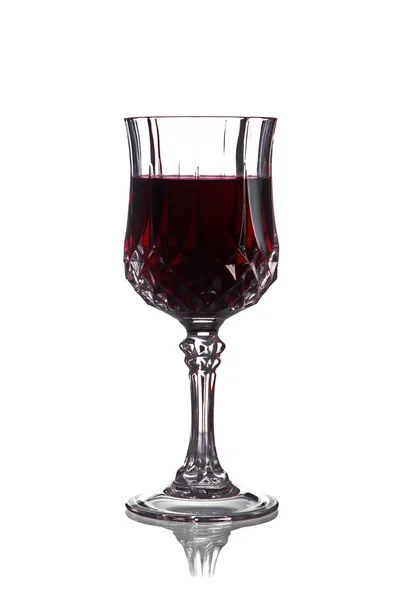 Красное вино в бокале на белом фоне — стоковое фото