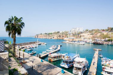 Antalya, Türkiye - 14 Mart 2020: Antalya kentinde liman. 