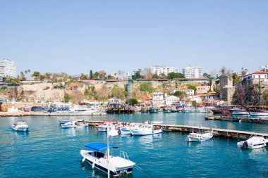 Antalya, Türkiye - 14 Mart 2020: Antalya limanında tekneler